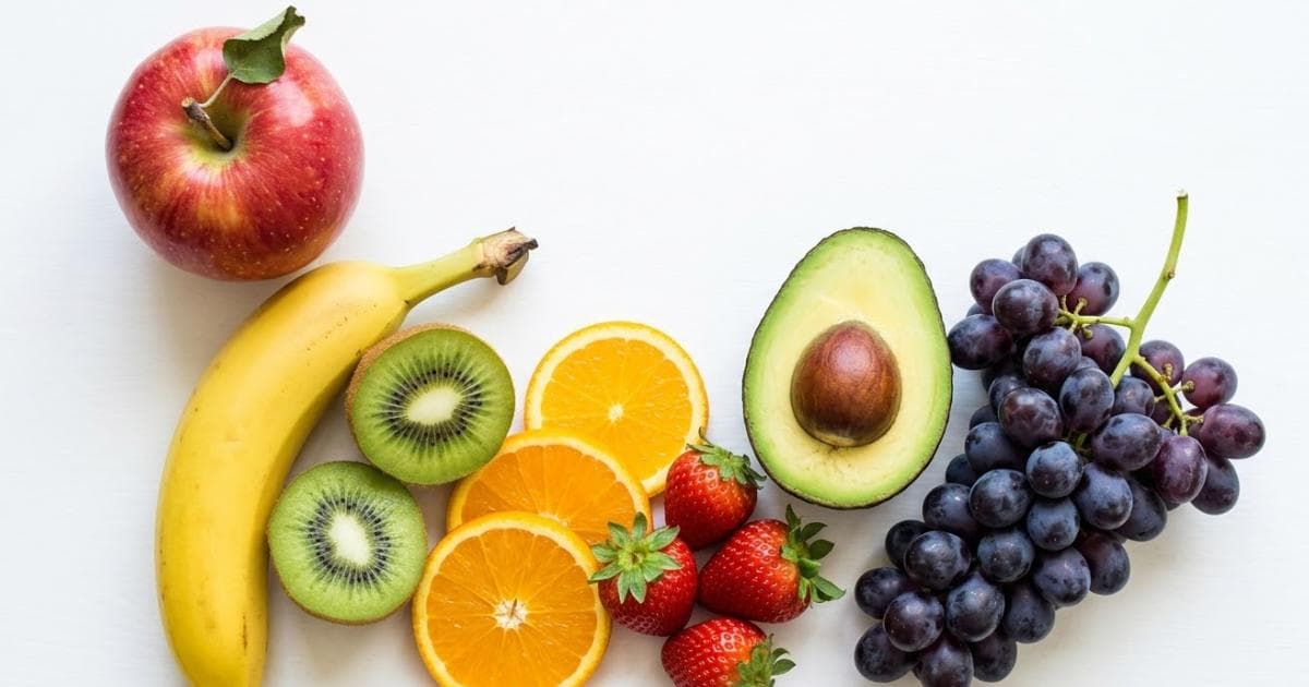 Schaal met kleurrijk fruit waaronder appels, bananen en kiwi's met calorieën per stuk